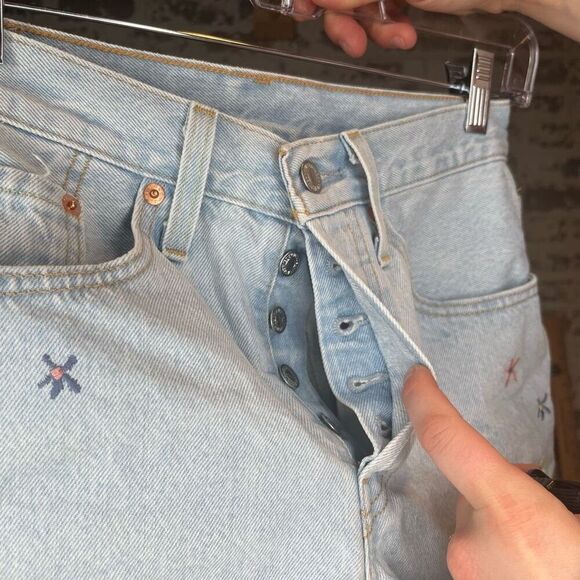 Levi’s | women denim shorts with embroidered flowers - Picture 11 of 11